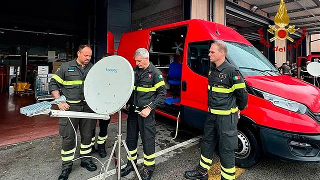 Vigili del fuoco durante l'esercitazione