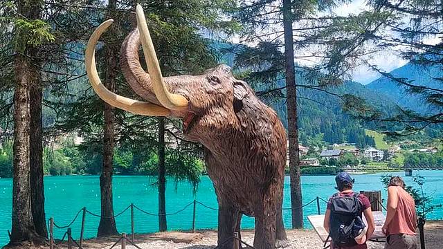 Una delle installazione di riproduzioni di mammiferi del Pleistocene sul lungolago di Auronzo