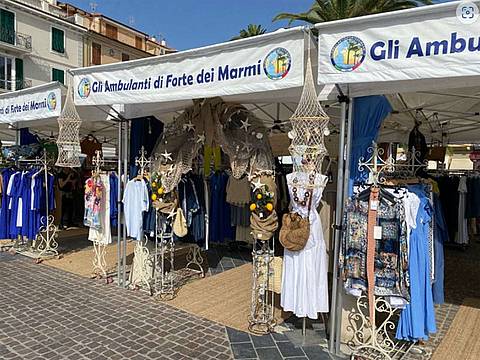 le bancarelle del mercato di qualità più famoso d’Italia le bancarelle del mercato di qualità più famoso d’Italia