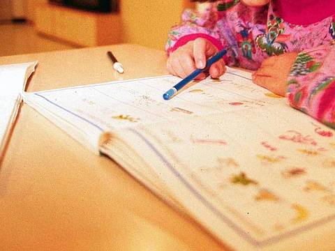 Bambina fa i compiti a casa