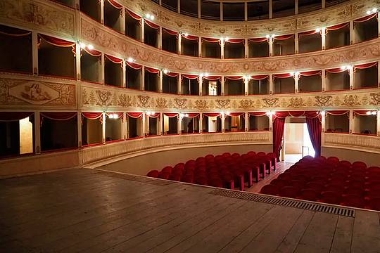 La platea del teatro della Sena di Feltre con i tre ordini di palchi e il loggione La platea del teatro della Sena di Feltre con i tre ordini di palchi e il loggione