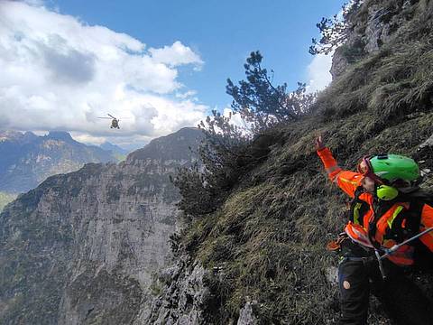 Precipita in un canale e perde la vita