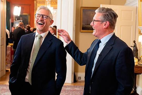 Gary Lineker insieme all'ex premier Uk Keir Starmer (Ipa-Ftg) Gary Lineker insieme all'ex premier Uk Keir Starmer (Ipa-Ftg)