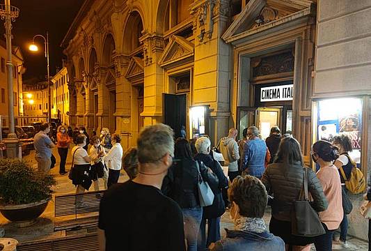 CINEMA-ITALIA-Pubblico-all'Ingresso CINEMA-ITALIA-Pubblico-all'Ingresso
