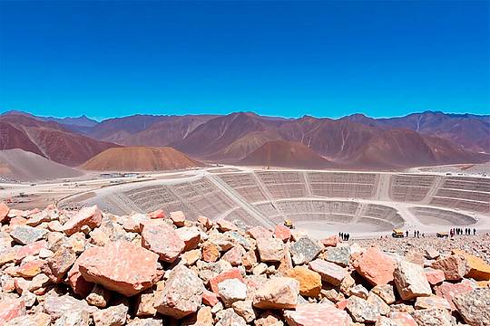 Lavoratori che estraggono metalli delle terre rare in una miniera a cielo aperto