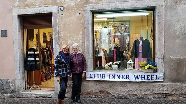 il mercatino vintage in piazza delle Erbe il mercatino vintage in piazza delle Erbe