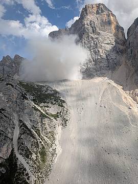 lungo la via del rientro dalla Via del Buco, uomo infortunato lungo il Sentiero Kaiserjäger, nei pressi della diramazione con la Cengia Martini lungo la via del rientro dalla Via del Buco, uomo infortunato lungo il Sentiero Kaiserjäger, nei pressi della diramazione con la Cengia Martini