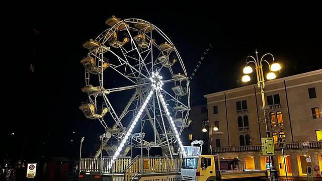 La ruota panoramica davanti all'Astor in piazza dei Martiri