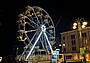 La ruota panoramica davanti all'Astor in piazza dei Martiri La ruota panoramica davanti all'Astor in piazza dei Martiri