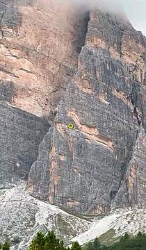 Rientrando con le doppie dopo aver scalato la Via -Il vecchio leone e la giovane fifona- sul Primo Spigolo della Tofana di Rozes Rientrando con le doppie dopo aver scalato la Via -Il vecchio leone e la giovane fifona- sul Primo Spigolo della Tofana di Rozes