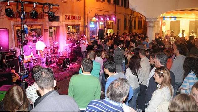 Belluno Rosa - musica, ciccheti e negozi aperti Belluno Rosa - musica, ciccheti e negozi aperti