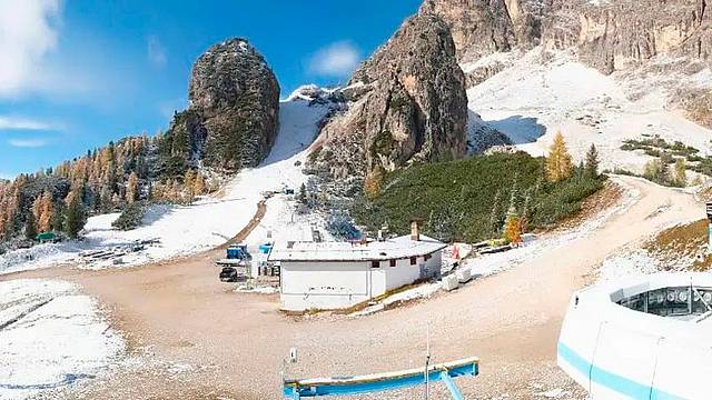 L'Olympia delle Tofane leggermente imbiancata