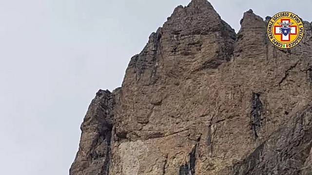 La parete della Schiara dalla quale si è staccata una placca rocciosa