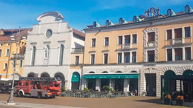 Le coperture saltate sugli edifici della piazza dei Martiri Le coperture saltate sugli edifici della piazza dei Martiri