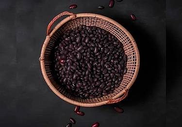 Un cesto di fagioli neri - (123RF)