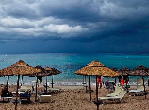 Maltempo in arrivo al mare - (Adnkronos)