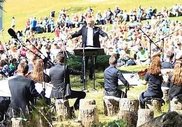 concerto al bosco degli Artisti dedicato alle vittime della Marmolada