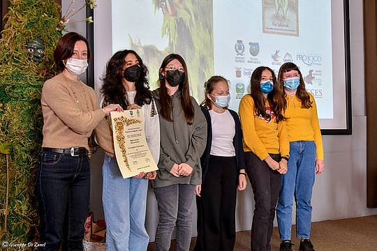 1 Vincitrice tra i giovani alcune alunne della 2a della scuola secondaria di primo grado di Cesiomaggiore 1 Vincitrice tra i giovani alcune alunne della 2a della scuola secondaria di primo grado di Cesiomaggiore