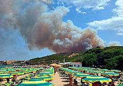 Peschici, incendio nel Gargano, turisti evacuati via mare. Chiusa la strada per Vieste. Scuole aperte per gli sfollati (Ipa) Peschici, incendio nel Gargano, turisti evacuati via mare. Chiusa la strada per Vieste. Scuole aperte per gli sfollati (Ipa)