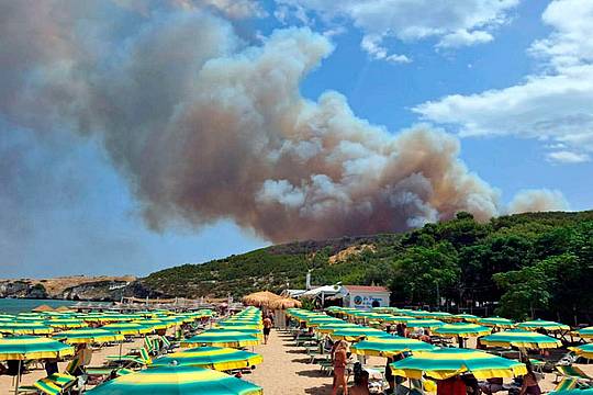 Peschici, incendio nel Gargano, turisti evacuati via mare. Chiusa la strada per Vieste. Scuole aperte per gli sfollati (Ipa)