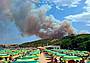 Peschici, incendio nel Gargano, turisti evacuati via mare. Chiusa la strada per Vieste. Scuole aperte per gli sfollati (Ipa) Peschici, incendio nel Gargano, turisti evacuati via mare. Chiusa la strada per Vieste. Scuole aperte per gli sfollati (Ipa)