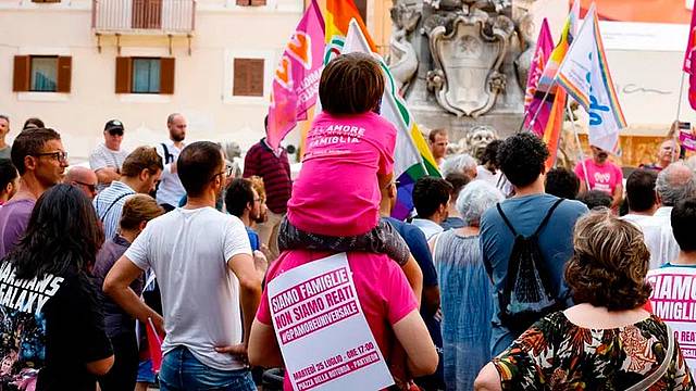 Una manifestazione di piazza dell'associazione Famiglie arcobaleno - onecms