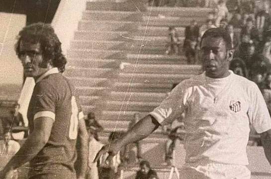 Asghar Adibi in campo contro Pelé - Foto concessa da Asghar Adibi Asghar Adibi in campo contro Pelé - Foto concessa da Asghar Adibi