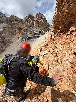incrodato sotto Forcella Staunies, vicino al vecchio arrivo degli impianti all'ex Rifugio Lorenzi incrodato sotto Forcella Staunies, vicino al vecchio arrivo degli impianti all'ex Rifugio Lorenzi