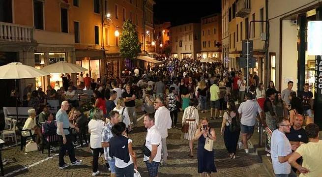 Un venerdì sera estivo in centro a Feltre prima della pandemia