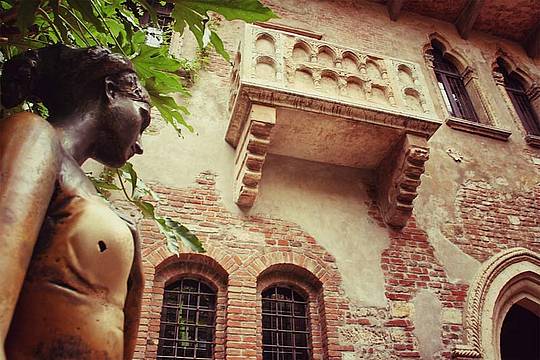A-Verona-visita-del-Cortile-e-della-Casa-di-Giulietta A-Verona-visita-del-Cortile-e-della-Casa-di-Giulietta