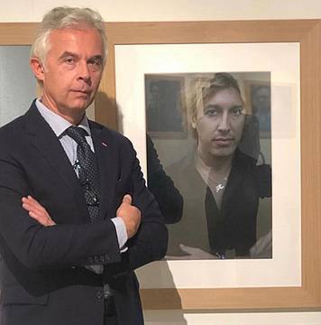 Amedeo M Turello a fianco al ritratto di Giorgio Pirolo Amedeo M Turello a fianco al ritratto di Giorgio Pirolo