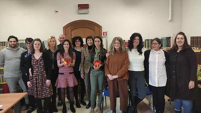 Foto di gruppo all'iniziativa “L’8 marzo tutti i giorni…anche l’11” al polo bibliotecario di Feltre