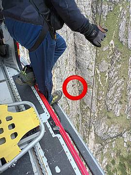 Torre Gabrisa, due alpinisti con le corde incastrate