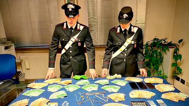 I soldi e i gioielli recuperati dai carabinieri