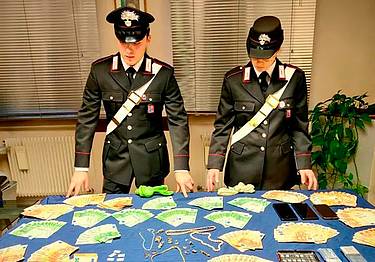 I soldi e i gioielli recuperati dai carabinieri