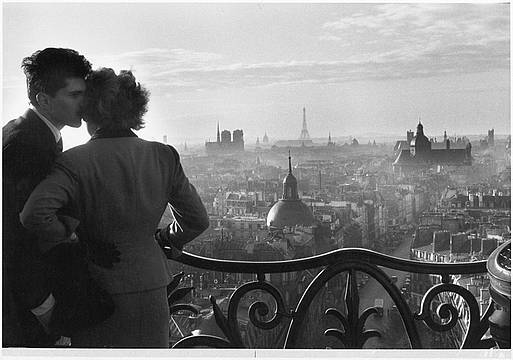 Willy-Ronis-Les-Amoureux-de-la-Bastille-Paris-1957