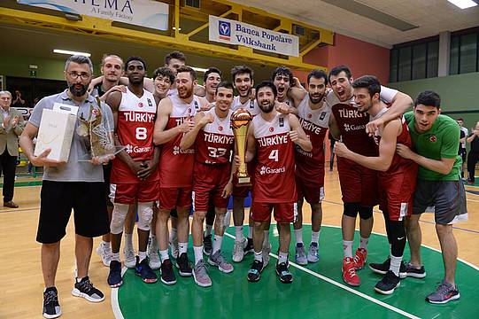 La Nazionale U20 della Turchia con il trofeo Meneghin