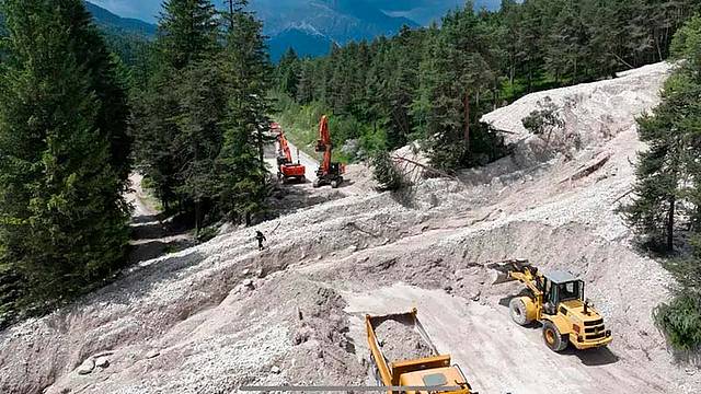 La Statale di Alemagna completamente invasa dai detriti venuti giù dalla Marcora (foto Pòrcile)