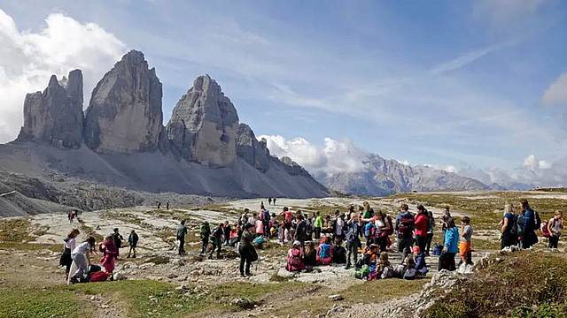 In navetta fino al rifugio Auronzo, ai piedi delle Tre Cime di Lavaredo, nel segno del turismo sostenibile. In navetta fino al rifugio Auronzo, ai piedi delle Tre Cime di Lavaredo, nel segno del turismo sostenibile.