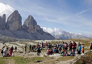In navetta fino al rifugio Auronzo, ai piedi delle Tre Cime di Lavaredo, nel segno del turismo sostenibile.