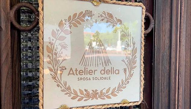 L'insegna dell'Atelier della sposa solidale L'insegna dell'Atelier della sposa solidale