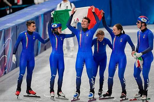 La-squadra-azzurra-oro-nella-staffetta-mista-di-short-track - Fotogramma/IPA