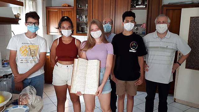 Da sinistra Michele, Sara, Gaia, don Mircko, Elias e don Sandro Da sinistra Michele, Sara, Gaia, don Mircko, Elias e don Sandro