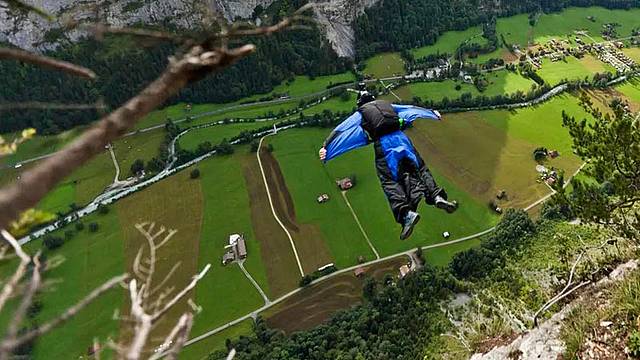 Volo con tuta alare