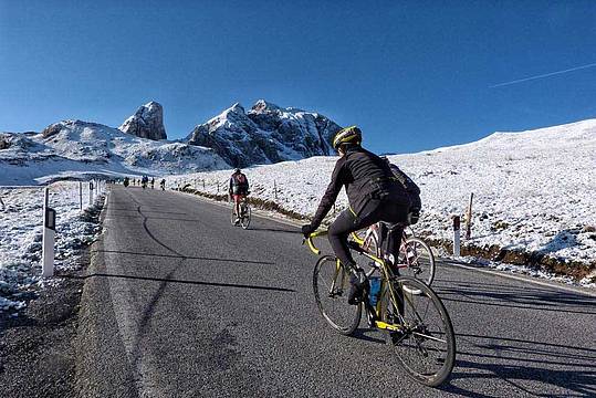 il passaggio della D+ Ultracycling Dolomitica 2015 sul Passo Giau