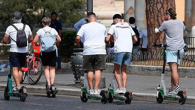 Sempre più in voga i monopattini per gli spostamenti in città