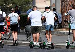 Sempre più in voga i monopattini per gli spostamenti in città