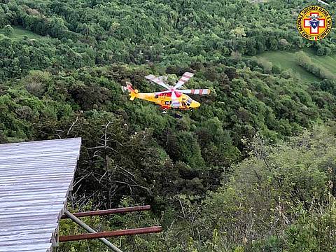 pedana-di-lancio-e-punto-in-cui-è-stato-effettuato-il-recupero-del-pilota-di-deltaplano pedana-di-lancio-e-punto-in-cui-è-stato-effettuato-il-recupero-del-pilota-di-deltaplano