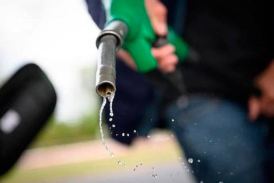 Una pompa di benzina - (Afp) Una pompa di benzina - (Afp)