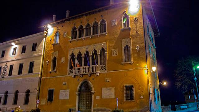 Palazzo-rosso-illuminato